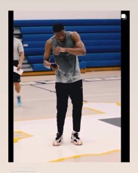 PG电子官方-威少转会前景未明仍坚持高强度训练，护指缠手挥汗如雨