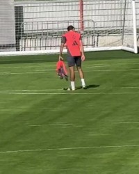 PG电子官网-穆勒今日完成拜仁基地训练，将于明日启程返回温哥华