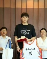 媒体人：杨瀚森来中国海洋大学领取自己的本科录取通知书